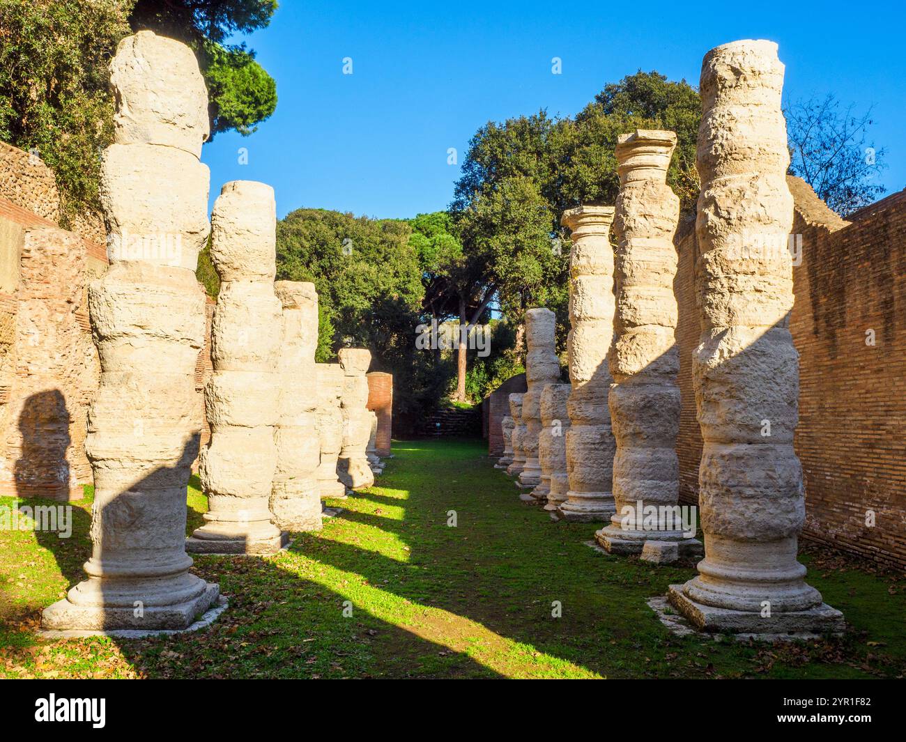 Travertinsäulen in der monumentalen Passstraße - Kaiserliche Häfen von Claudius und Trajan - Fiumicino, Rom, Italien Stockfoto