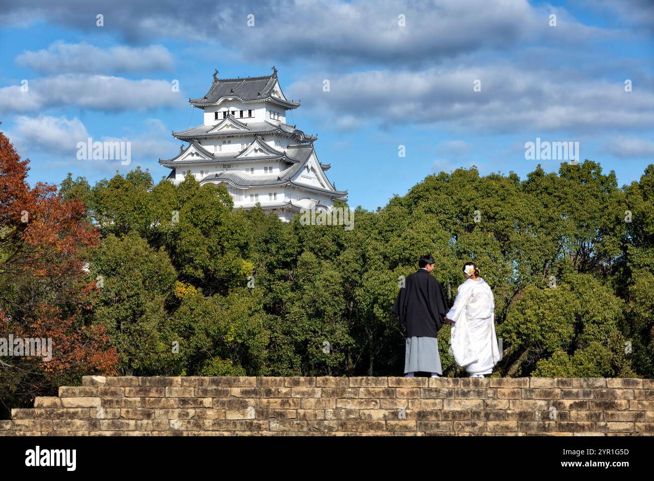 Junges japanisches Paar in einem traditionellen Kimono-Kleid im Himeji Castle in Hyogo während der Herbstsaison Stockfoto