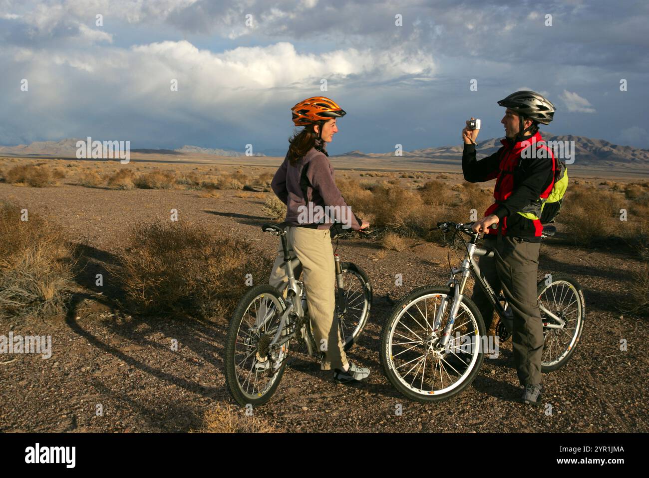 Zwei Mountainbiker im Death Valley in Kalifornien. Stockfoto