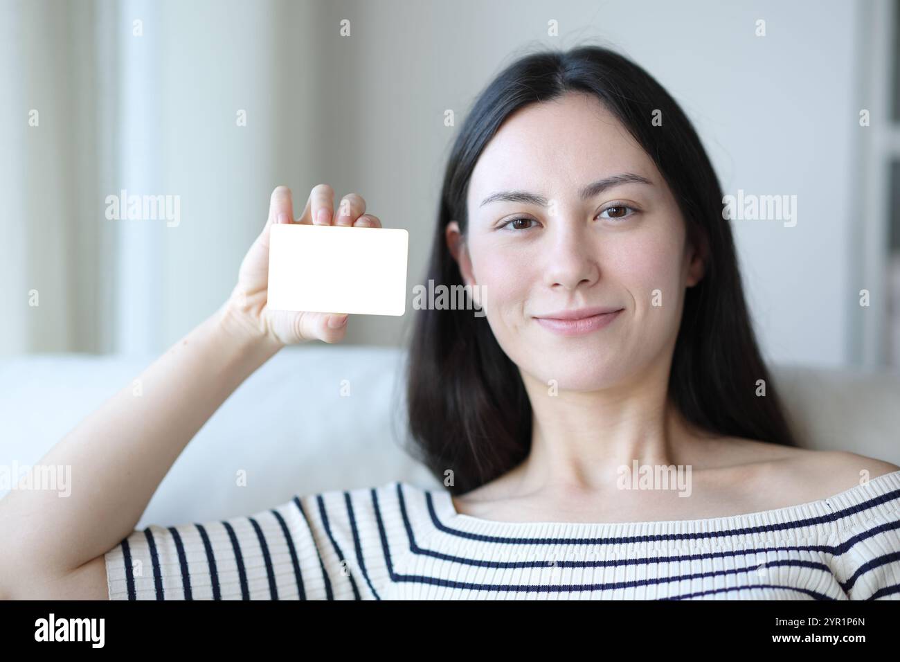 Asiatische Frau zeigt zu Hause leere Kreditkarte Stockfoto