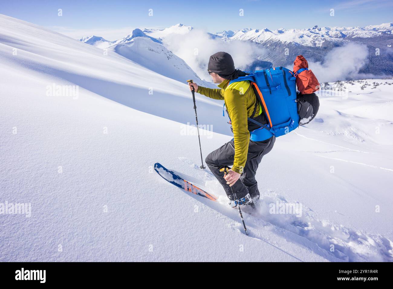 Skier benutzt Felle, um einen Gipfel auf der Spearhead Traverse, Whistler, zu erklimmen Stockfoto
