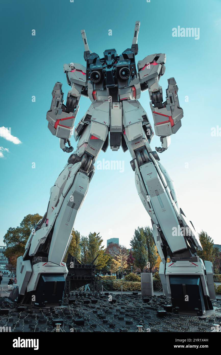 Gigantische gundam-Statue, die über dem klaren blauen Himmel in odaiba, tokio, thront Stockfoto