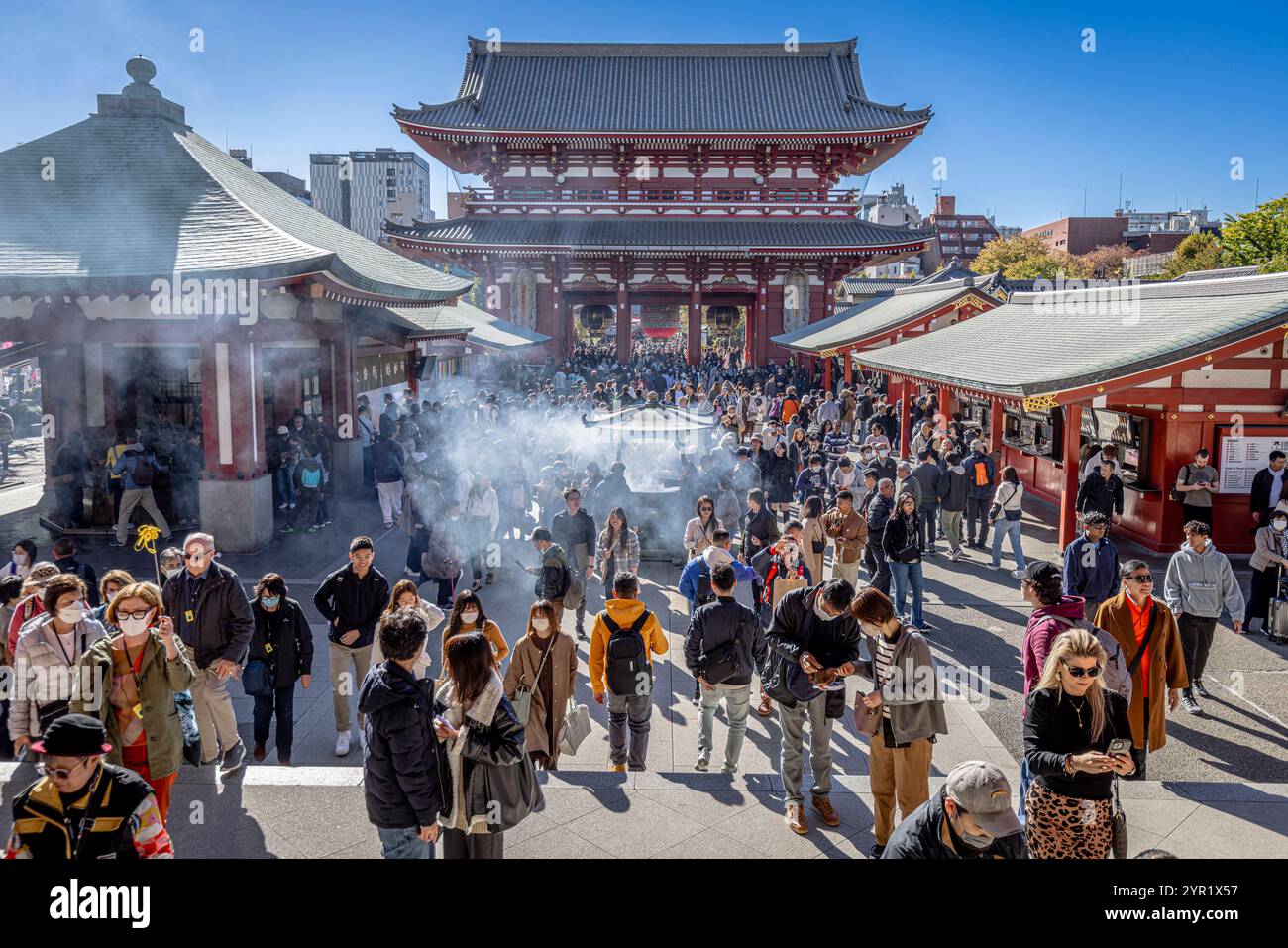 Touristen im Senso-JI-Tempel in asakusa, tokio, japan Stockfoto