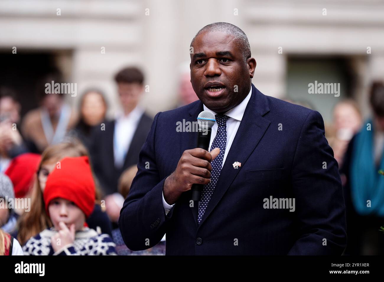 Außenminister David Lammy hält eine Rede während einer Zeremonie zur Beleuchtung von Bäumen im Außenministerium, Commonwealth and Development Office in London. Bilddatum: Montag, 2. Dezember 2024. Stockfoto