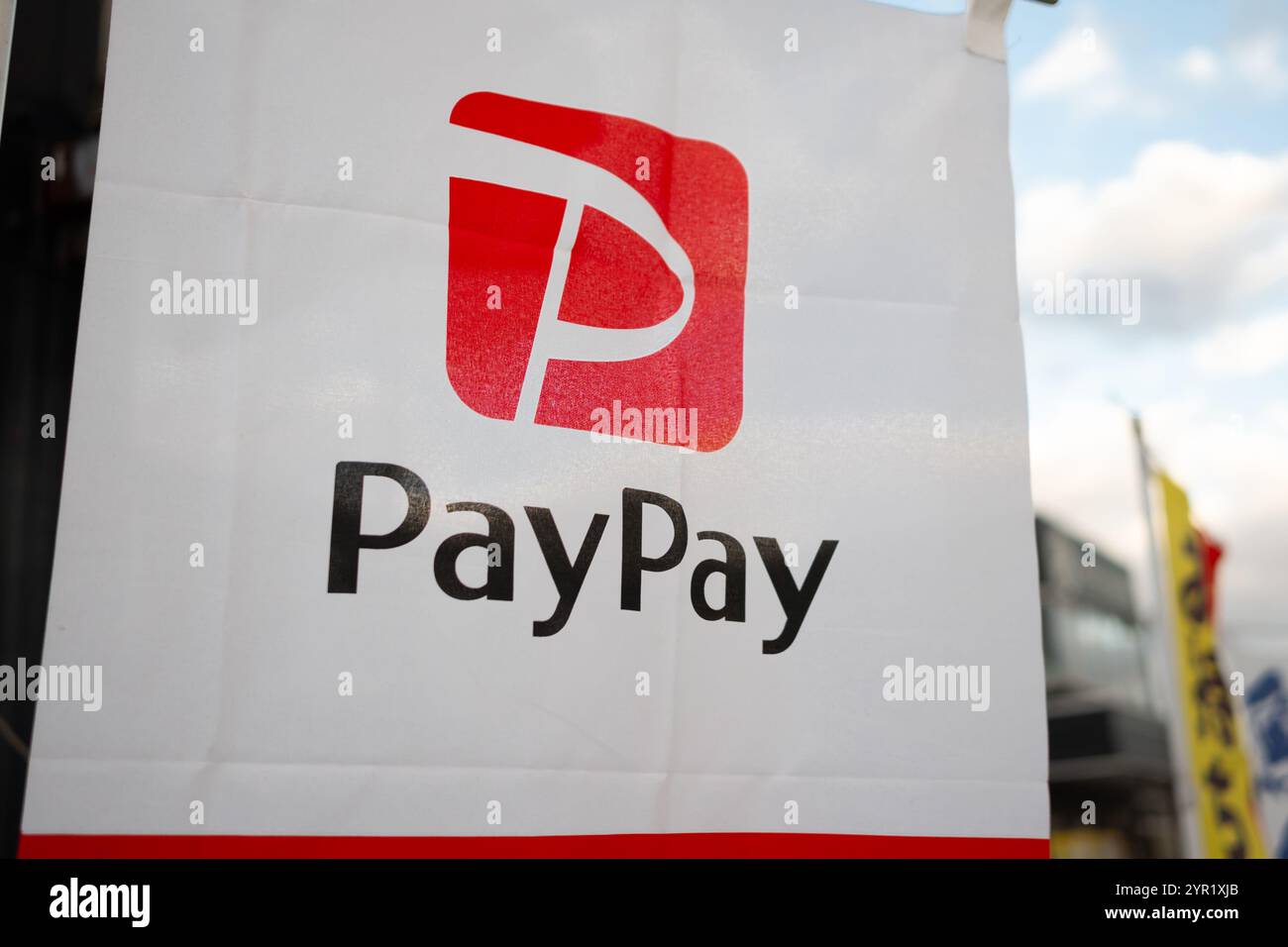 PayPay-Logo-Banner – die Nummer 1 der App für bargeldlose Zahlungen in Japan Stockfoto