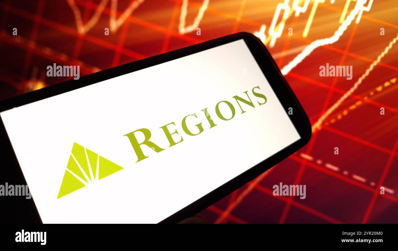 Konskie, Polen - 01. Dezember 2024: Regionen Logo des Finanzunternehmens auf dem Mobiltelefon Stockfoto Konskie, Polen - 01. Dezember 2024: Regionen Logo des Finanzunternehmens auf dem Mobiltelefon Stockfoto