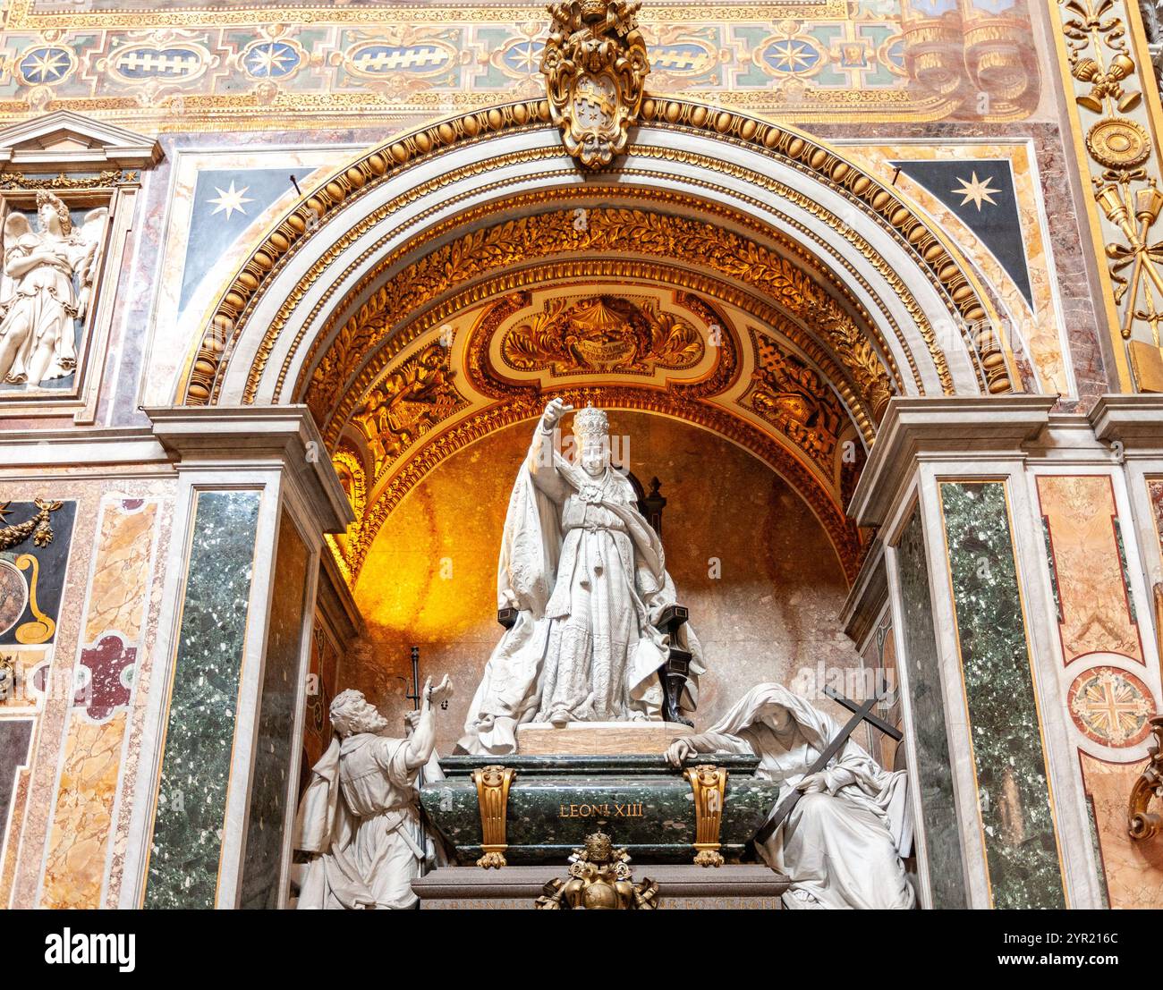 Rom, Italien, 22. Juli 2017, das Grab von Papst Leo XIII. Ist im linken Querschiff von San Giovanni in der Laterano-Basilika sichtbar. Stockfoto
