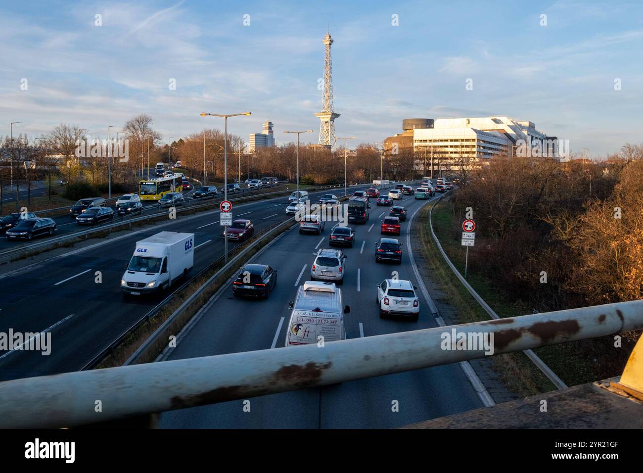 Starker Verkehr auf der Berliner Stadtautobahn A115 nahe dem ...