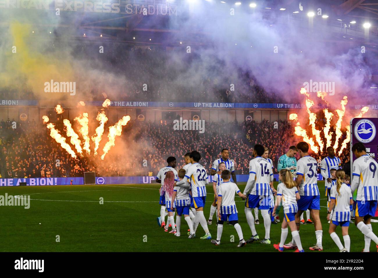 Das Premier League-Spiel zwischen Brighton und Hove Albion und Southampton im American Express Stadium, Brighton, Großbritannien - 29. November 2024 - Foto Simon Dack / Teleobjektive nur redaktionelle Verwendung. Kein Merchandising. Für Football Images gelten Einschränkungen für FA und Premier League, inc. Keine Internet-/Mobilnutzung ohne FAPL-Lizenz. Weitere Informationen erhalten Sie bei Football Dataco Stockfoto