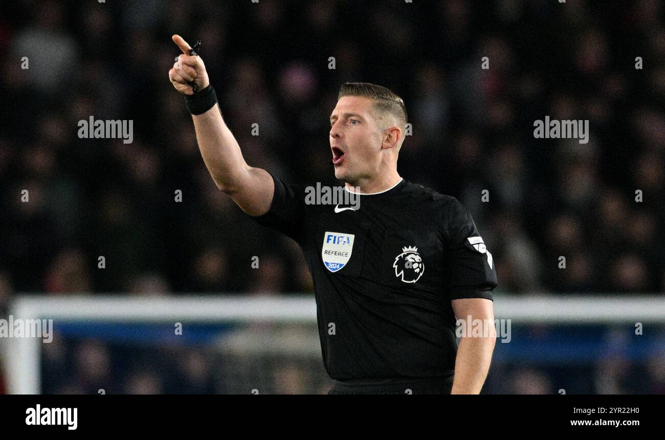 Schiedsrichter Robert Jones während des Premier League-Spiels zwischen Brighton und Hove Albion und Southampton im American Express Stadium, Brighton, Großbritannien - 29. November 2024 - Foto Simon Dack / Teleobjektive nur redaktionelle Verwendung. Kein Merchandising. Für Football Images gelten Einschränkungen für FA und Premier League, inc. Keine Internet-/Mobilnutzung ohne FAPL-Lizenz. Weitere Informationen erhalten Sie bei Football Dataco Stockfoto