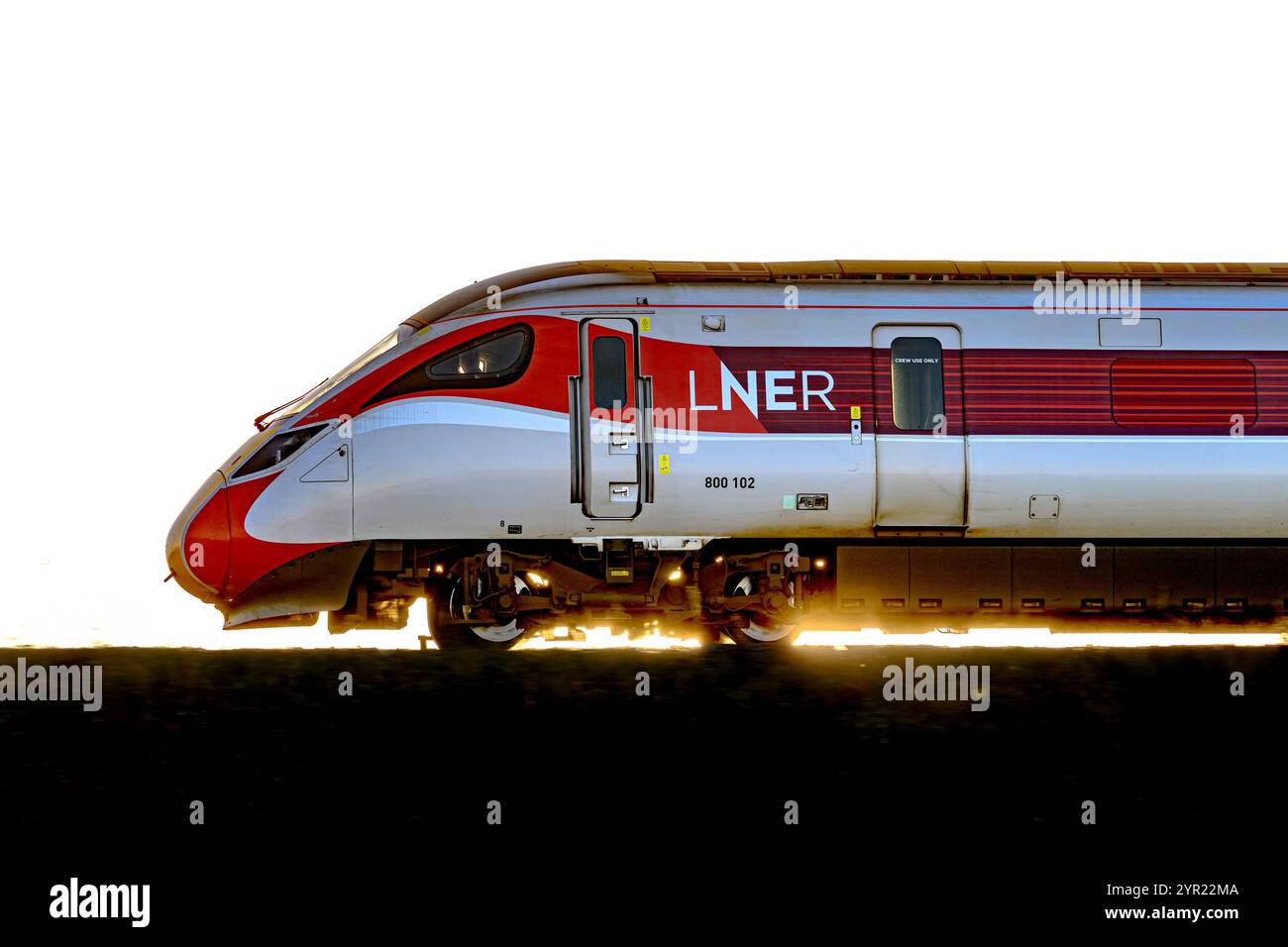 Ein LNER Azuma Train (800102), der von Einem Sonnenuntergang beleuchtet wird, während er zwischen Dalmeny und Edinburgh Gateway Stations in Schottland (Großbritannien) fährt Stockfoto