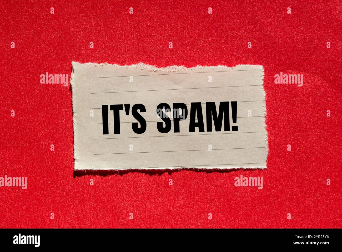 Es ist eine Spam-Nachricht, geschrieben auf zerrissenem Papierstück mit rotem Hintergrund. Konzeptionell ist das Spam-Symbol. Kopierbereich. Stockfoto