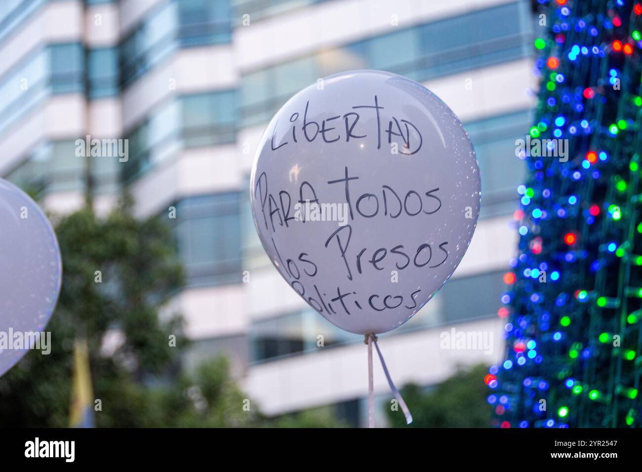 Familie, Freunde und Mitglieder der Zivilgesellschaft hielten am 1. Dezember 2024 auf einem Platz in Caracas eine Mahnwache für politische Gefangene in Venezuela ab. Stockfoto