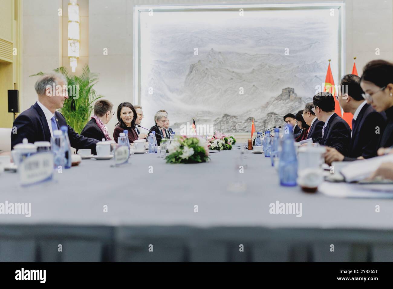 (LR) Annalena Baerbock (Allianz 90/die Grünen), Bundesaußenministerin, und Liu Jianchao, Ministerin der Internationalen Abteilung des Zentralkomitees der Kommunistischen Partei Chinas, fotografiert während einer gemeinsamen Sitzung am 2. Dezember 2024 in Peking. Baerbock reist zu politischen Gesprächen nach Peking. / Fotografiert im Auftrag des Auswärtigen Amtes. Stockfoto