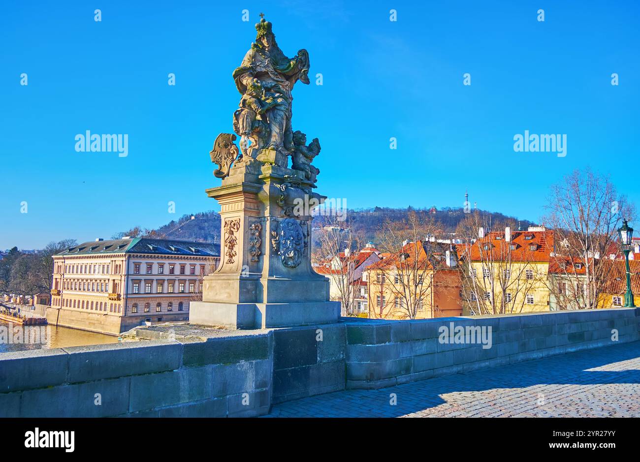 Die Statue von St. Ludmila und St. wenzel als Kind auf der mittelalterlichen Karlsbrücke gegen die Häuser von Mala Strana und Petrin Hill, Prag, Czec Stockfoto