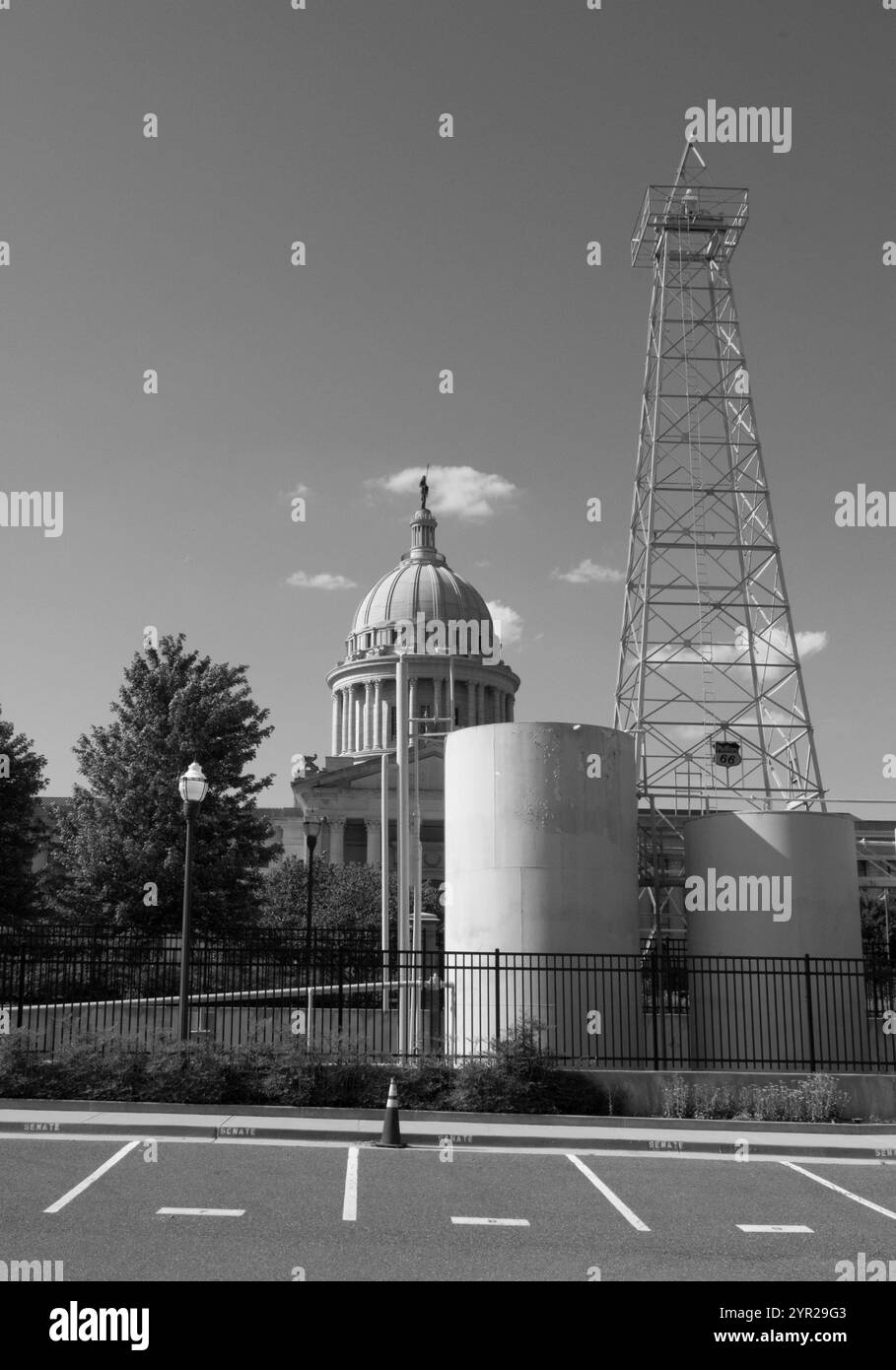 Arbeitsölbohrung auf dem Rasen des State Capitol Building in Oklahoma City, Oklahoma, USA. Stockfoto