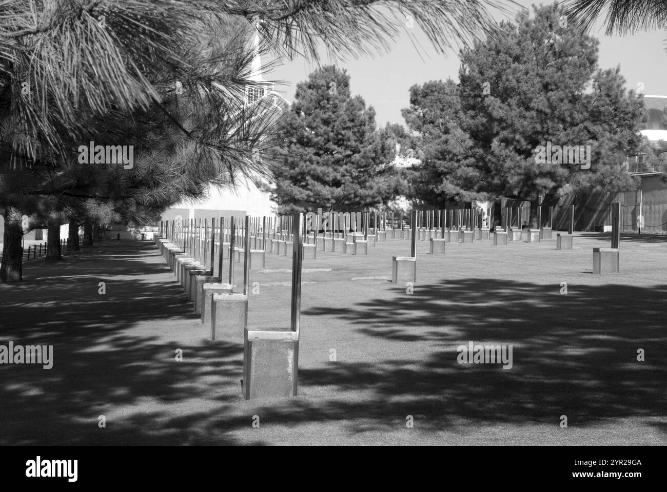 Stühle im Oklahoma City National Memorial OK, USA. Die Sitze repräsentieren die 168 Menschen, die bei dem Bombenanschlag getötet wurden. Stockfoto