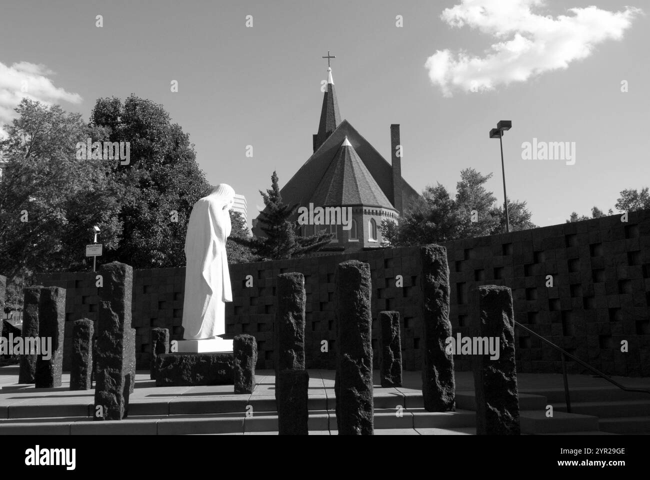 Die „Jesus weinte“-Statue am Oklahoma City National Memorial, Oklahoma, USA, ist eine ergreifende Hommage an die Opfer des Bombenanschlags von 1995. Stockfoto