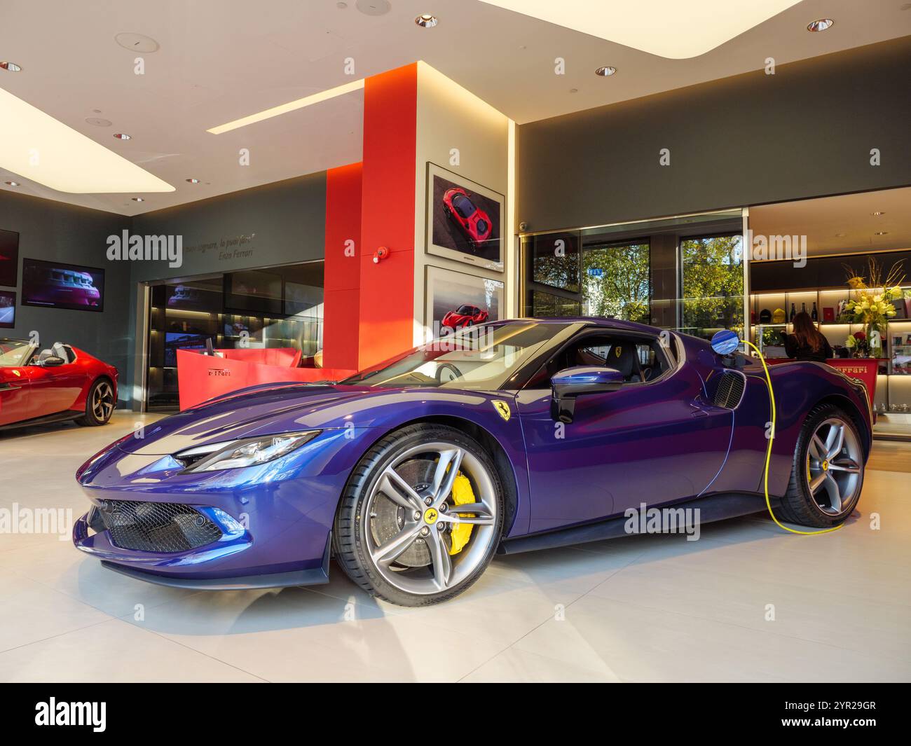 H.R. Owen Ferrari Car Showroom, Mayfair, London, Großbritannien Stockfoto