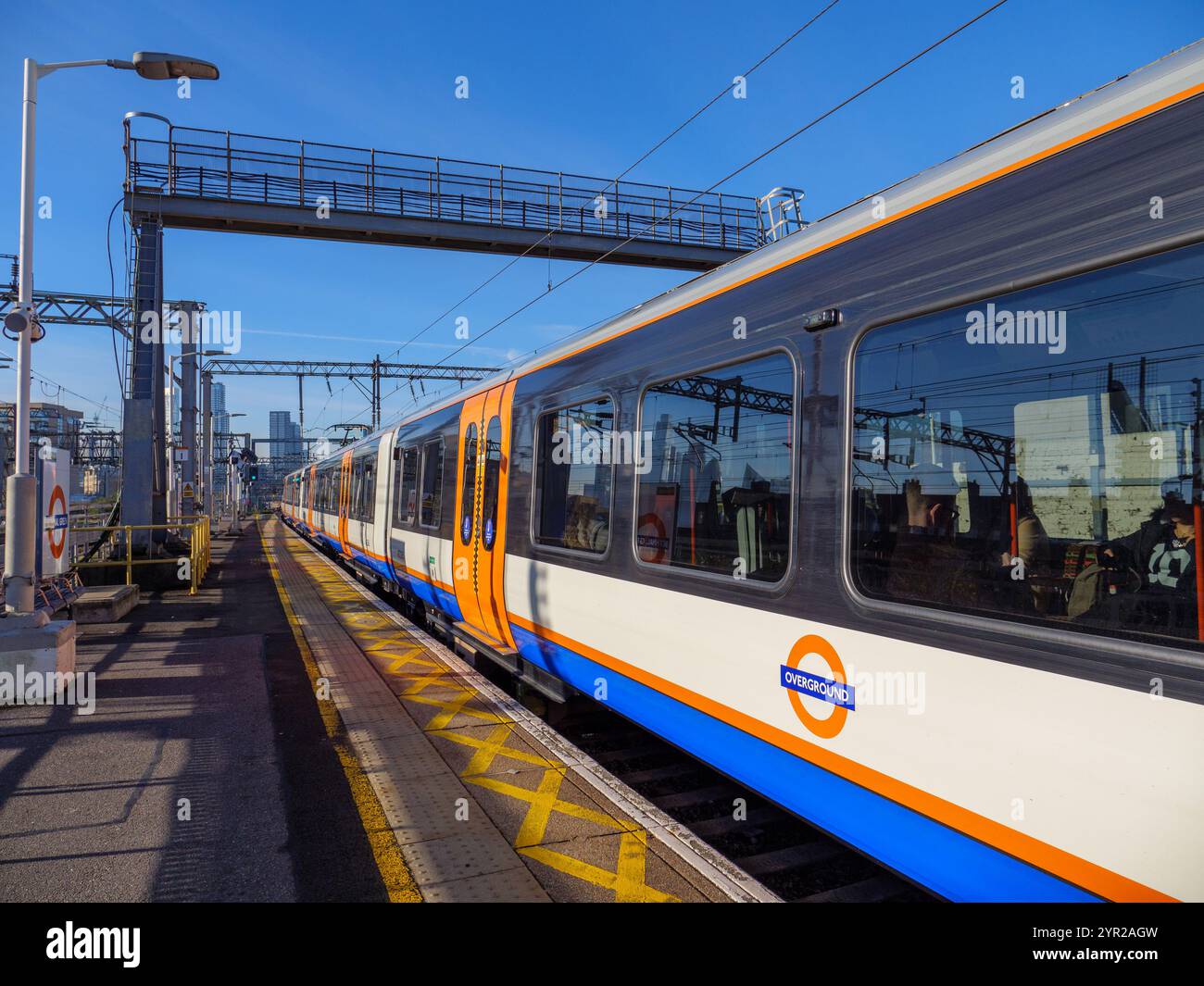 London Overground Zug am Bahnsteig, London, Großbritannien Stockfoto
