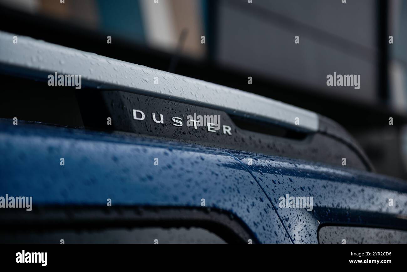 Nahaufnahme des Dachträgers von blauem Renault ( Dacia ) Duster. Seitenansicht des Dachträgers des Autos an regnerischem Tag. Stockfoto