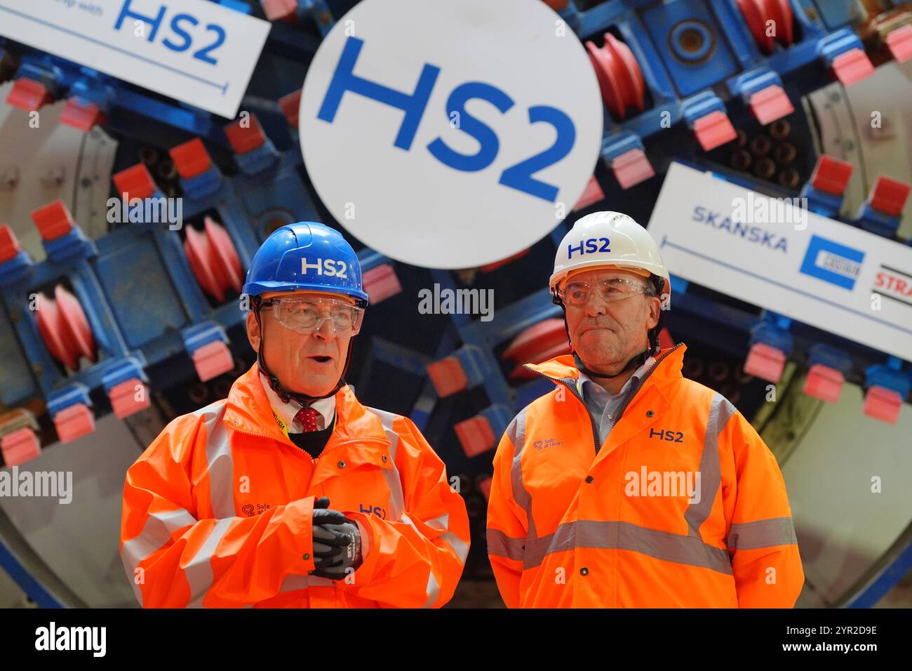 An seinem ersten Tag als HS2-CEO besucht Mark Wild (rechts) die Box-Anlage des Bahnhofs Old Oak Common neben dem Eisenbahnminister Lord Hendy (links) während der Vorbereitungen für den 4,5 km langen HS2-Tunnelbau nach London Euston. Bilddatum: Montag, 2. Dezember 2024. Stockfoto