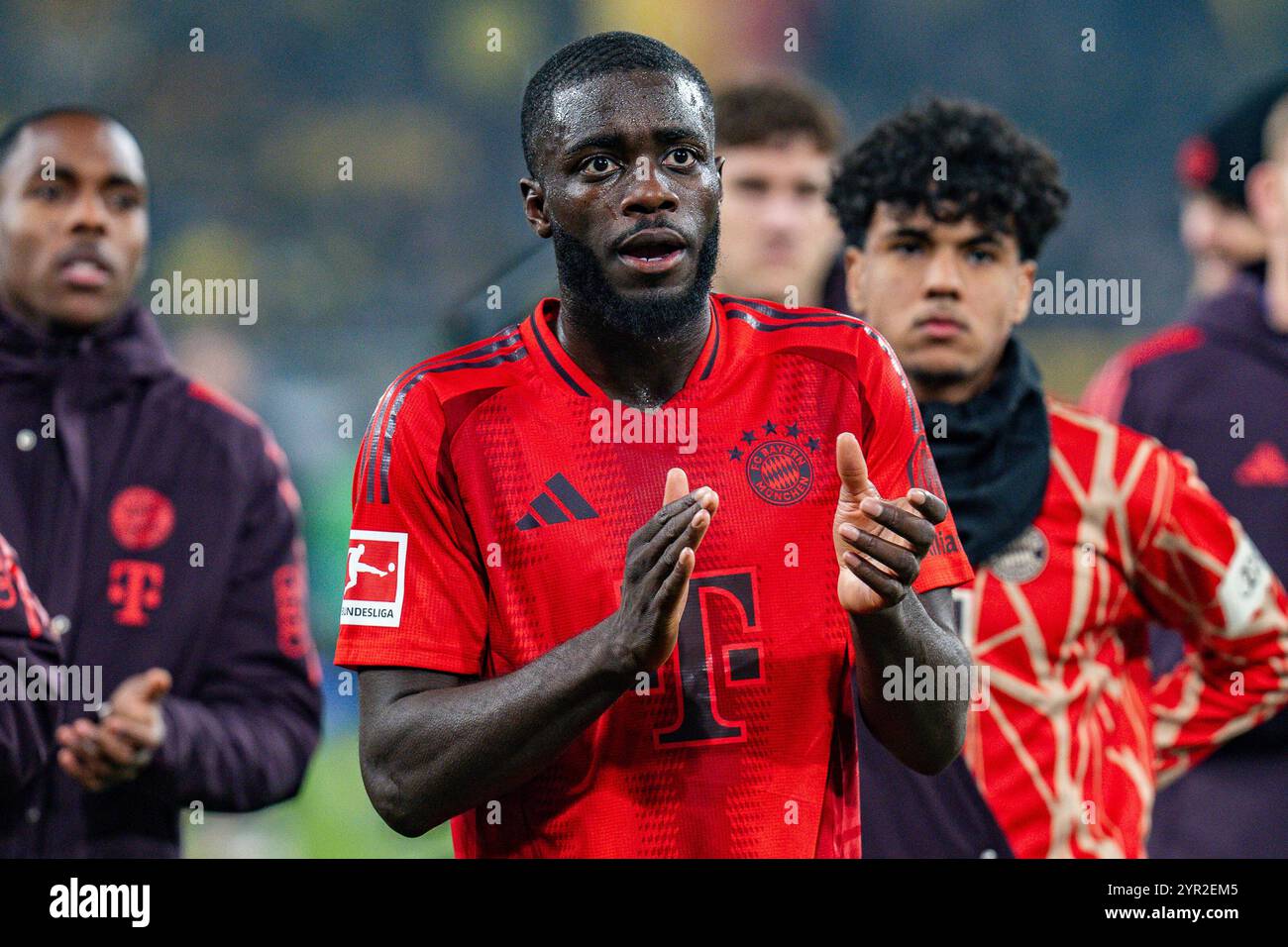 30.11.2024, Borussia Dortmund gegen FC Bayern München, 1. Bundesliga, 12. Spieltag Dayot Upamecano (FC Bayern München, #2) Wichtiger Hinweis: Gemaess den Vorgaben der DFL Deutsche Fussball Liga bzw. Des DFB Deutscher Fussball-Bund ist es untersagt, in dem Stadion und/oder vom Spiel angefertigte Fotoaufnahmen in Form von Sequenzbildern und/oder videoaehnlichen Fotostrecken zu verwerten Stockfoto