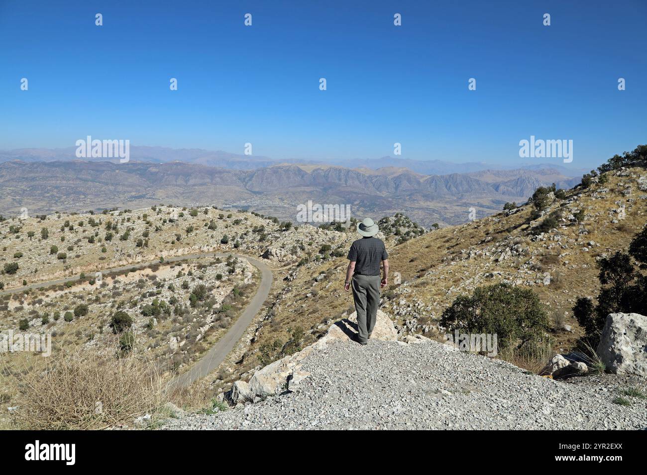 Touristen, die den Blick auf die Berge vom ehemaligen Sommerpalast von Saddam Hussein im Irak bewundern Stockfoto