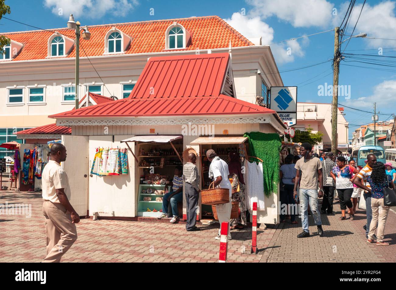 St. George's, Grenada - 4. Januar 2018: Eine geschäftige Marktszene mit Händlern und Käufern vor einem kleinen Geschäft. Stockfoto