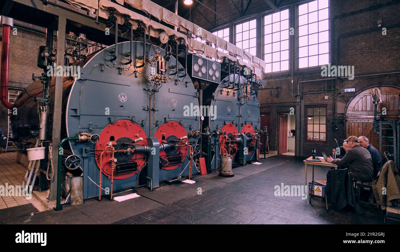 Lemmer/Niederlande - 5. Januar 2024: Blick auf das historische Innere des Woudagemaal mit genietetem Stahldampfkessel in einem wunderschön erhaltenen Indu Stockfoto