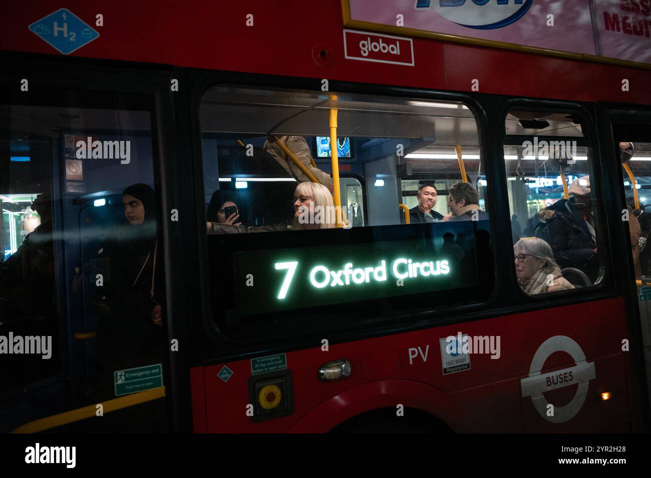 Tägliche Pendler reisen an einem Winterabend in einem Doppeldeckerbus zurück, der zum Oxford Circus, seinem Endziel, London, England, Großbritannien, fährt Stockfoto