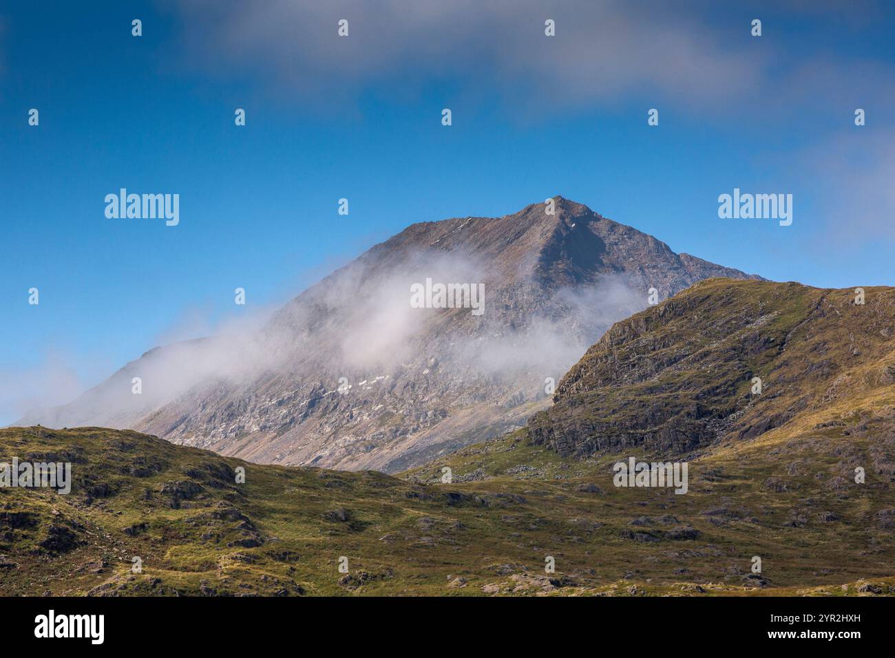 Großbritannien, Wales, Gwynedd, Snowdonia, Llanberis Pass, Wolke unter dem Gipfel des Mount Snowdon vom Pen y Pass Stockfoto