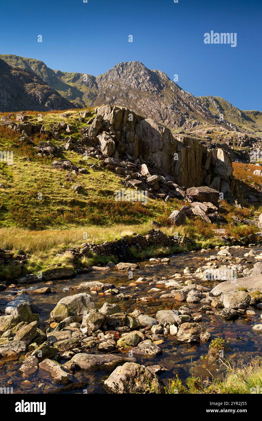 Großbritannien, Wales, Gwynedd, Snowdonia, Llanberis Pass, Afon Nant Peris unter Clogwyn Mawr Stockfoto