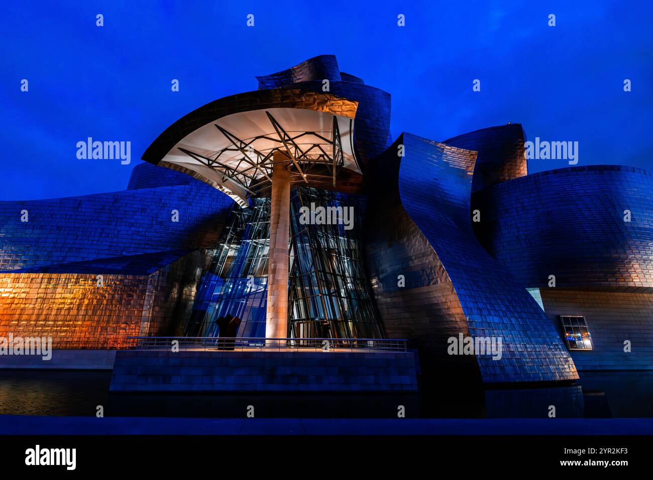 Das Guggenheim Museum Bilbao wurde vom Architekten Frank Gehry entworfen und befindet sich in Bilbao, dem Baskenland, Spanien. Stockfoto