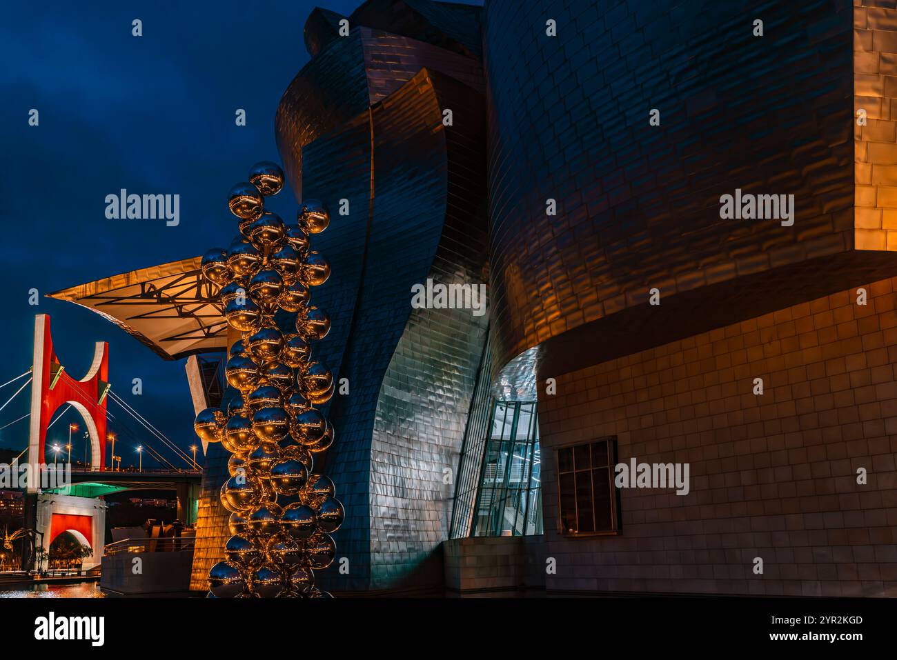 Das Guggenheim Museum Bilbao wurde vom Architekten Frank Gehry entworfen und befindet sich in Bilbao, dem Baskenland, Spanien. Stockfoto