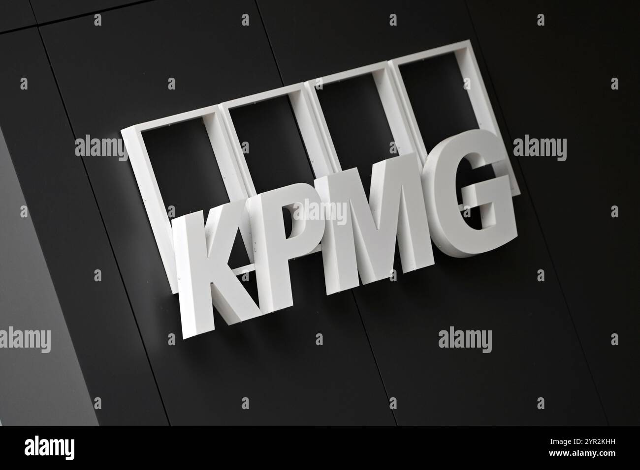 München, Deutschland. Dezember 2024. KPMG steht für Wirtschaftsprüfung, Wirtschafts- und Steuerberatung. Logo, Firmenlogo. ? Quelle: dpa/Alamy Live News Stockfoto