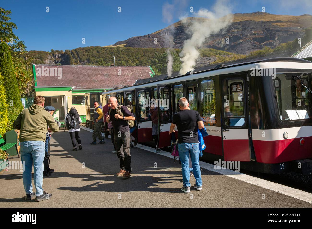 Großbritannien, Wales, Gwynedd, Snowdonia, Llanberis, Snowdon Mountain Railway, Passagiere, die an Bord des Katherine Jenkins-Triebwagens gehen Stockfoto