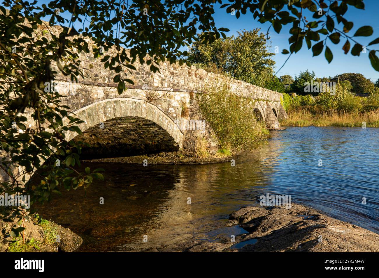 Vereinigtes Königreich, Wales, Gwynedd, Llanberis, Brynrefail, Llyn Padarn, alte Straßenbrücke über Afon (Fluss) Phythallt Stockfoto