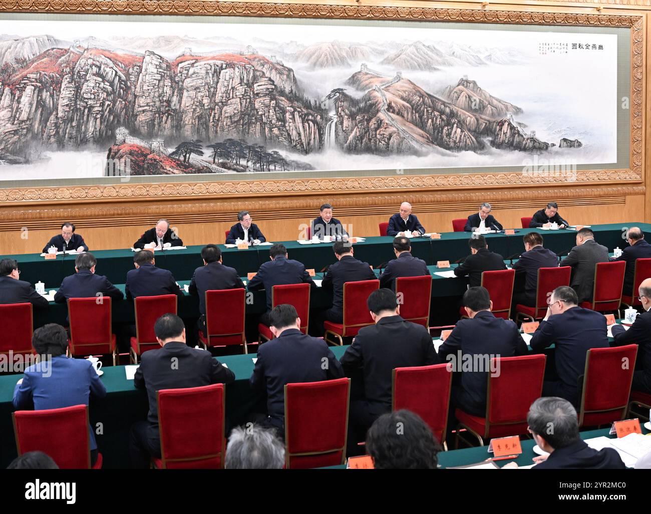 (241202) -- PEKING, 2. Dezember 2024 (Xinhua) -- der chinesische Präsident Xi Jinping, auch Generalsekretär des Zentralkomitees der Kommunistischen Partei Chinas und Vorsitzender der Zentralen Militärkommission, spricht am 2. Dezember 2024 in Peking, der Hauptstadt Chinas, an einem Symposium über die Entwicklung der Belt and Road Initiative (BRI). (Xinhua/Xie Huanchi) Stockfoto