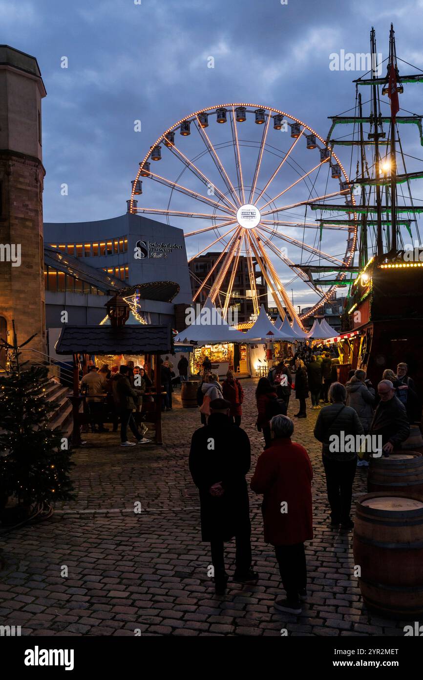 riesenrad im Schokoladenmuseum am Weihnachtsmarkt im Rheinauer Hafen, Köln. Riesenrad am Schokoladenmuseum auf dem Weihnacht Stockfoto