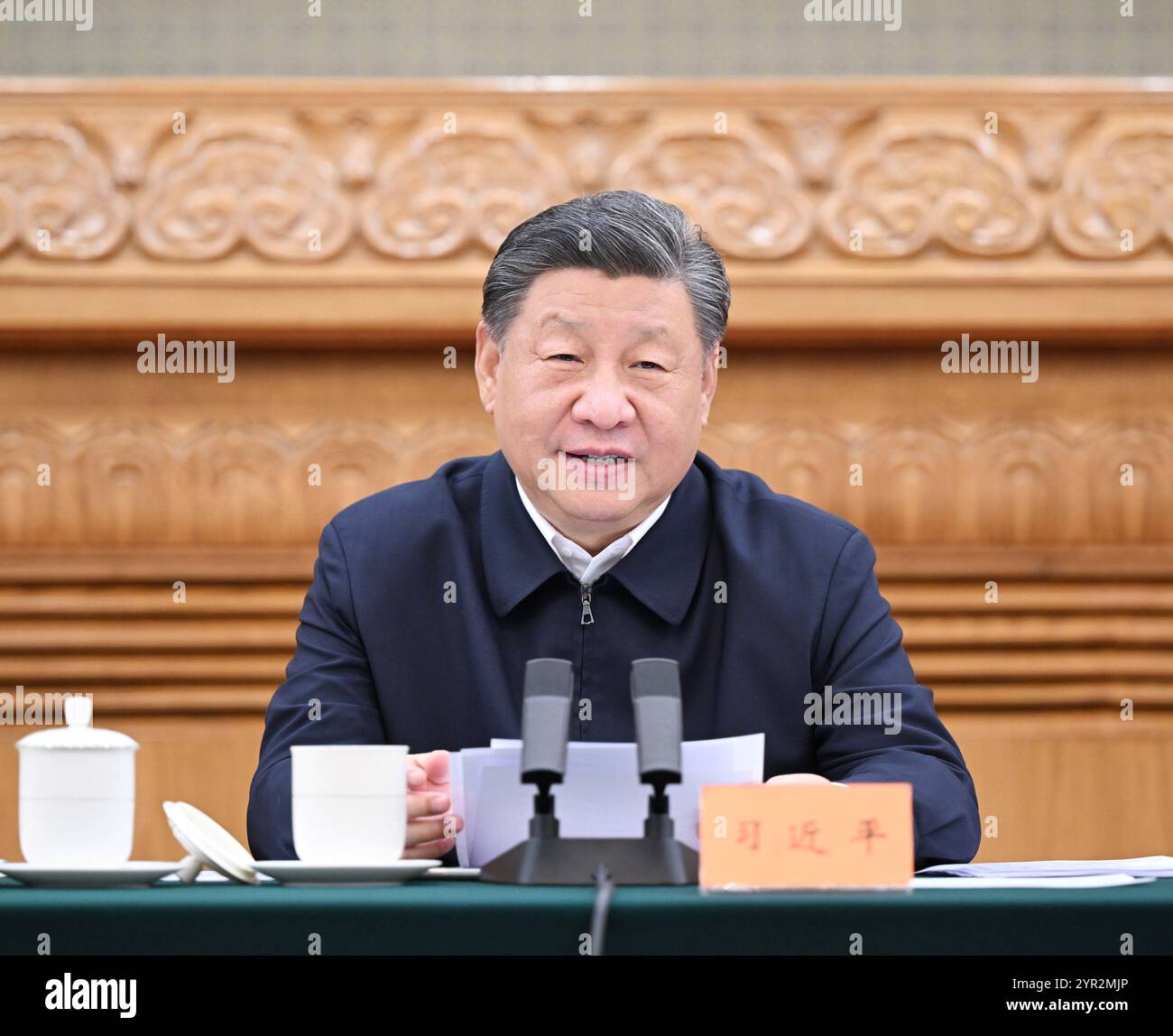 Peking, China. Dezember 2024. Der chinesische Präsident Xi Jinping, auch Generalsekretär des Zentralkomitees der Kommunistischen Partei Chinas und Vorsitzender der Zentralen Militärkommission, spricht am 2. Dezember 2024 in Peking, der Hauptstadt Chinas, an einem Symposium über die Entwicklung der Belt and Road Initiative (BRI). Quelle: Xie Huanchi/Xinhua/Alamy Live News Stockfoto