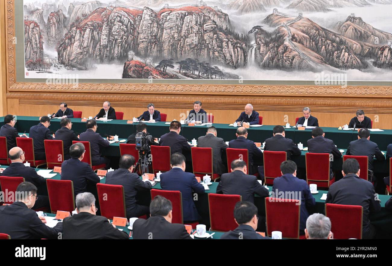 Peking, China. Dezember 2024. Der chinesische Präsident Xi Jinping, auch Generalsekretär des Zentralkomitees der Kommunistischen Partei Chinas und Vorsitzender der Zentralen Militärkommission, spricht am 2. Dezember 2024 in Peking, der Hauptstadt Chinas, an einem Symposium über die Entwicklung der Belt and Road Initiative (BRI). Quelle: Yue Yuewei/Xinhua/Alamy Live News Stockfoto