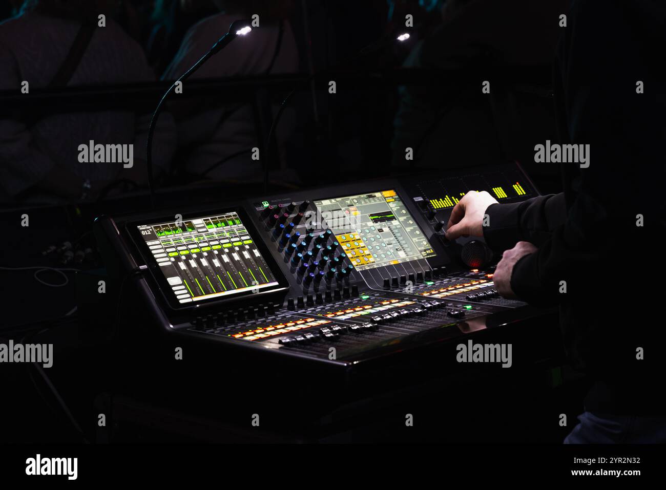 Hände eines Tontechnikers, der an einer Mischkonsole arbeitet, Nahaufnahme mit selektivem Weichfokus Stockfoto