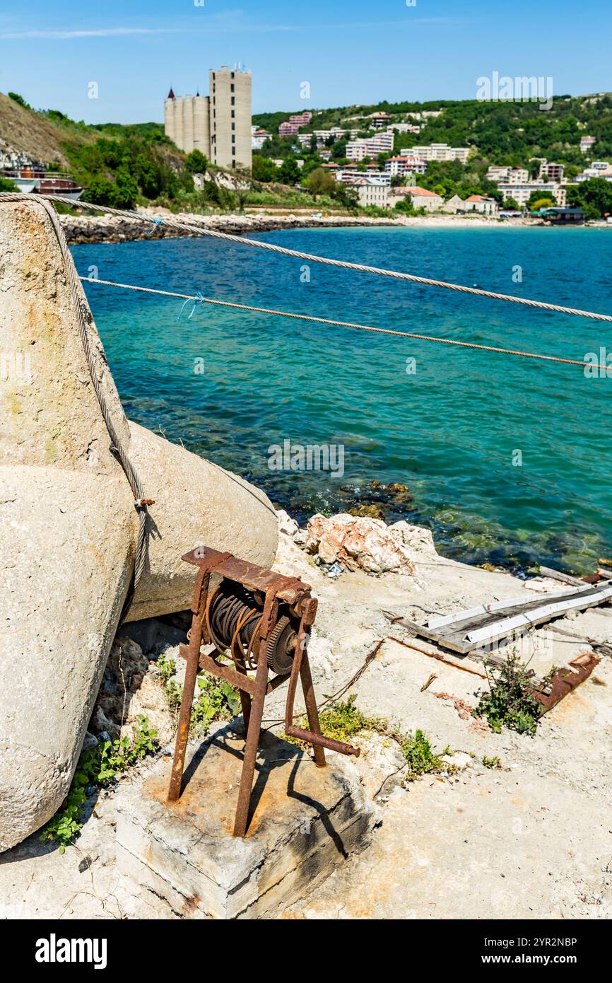 Rostige Metallfischausrüstung, Blick auf das Meer vom Meer, Kavarna, Schwarzes Meer, Bulgarien Stockfoto