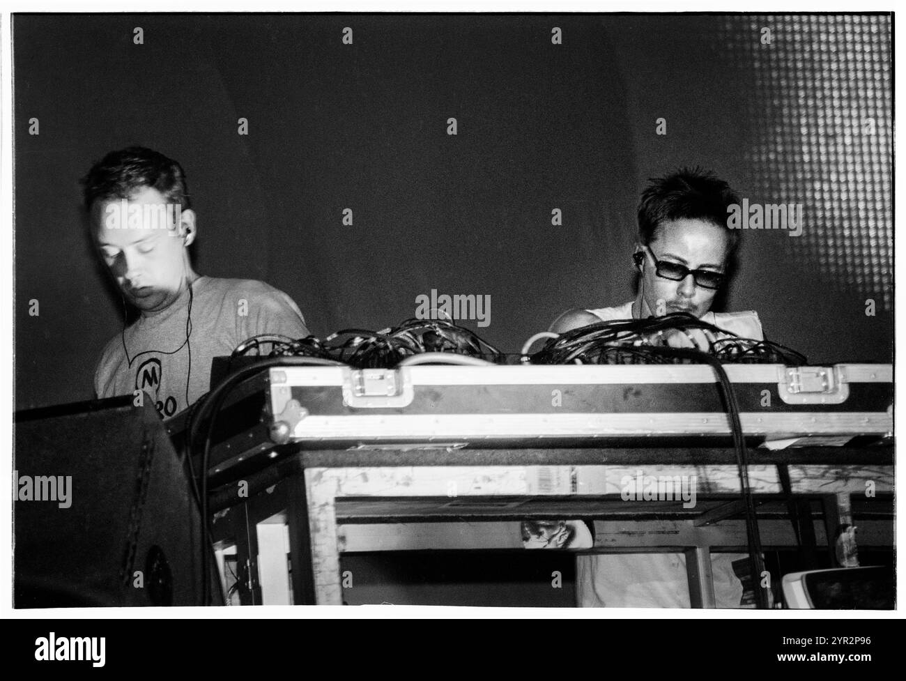 BASEMENT JAXX, HOMELANDS FESTIVAL, 2002: Felix Buxton (in Brille) und Simon Ratcliffe von Basement Jaxx spielen live beim Homelands Festival 2002 in Winchester, England, Großbritannien am 1. Juni 2002. Foto: ROB WATKINS. INFO: Basement Jaxx, ein britisches Duo für elektronische Musik, das 1994 von Felix Buxton und Simon Ratcliffe gegründet wurde, ist bekannt für seine eklektische Mischung aus House, Funk und Pop. Sie sind bekannt für Hits wie „Where's Your Head at“ und haben weltweit Anerkennung und zahlreiche Auszeichnungen erhalten. Stockfoto