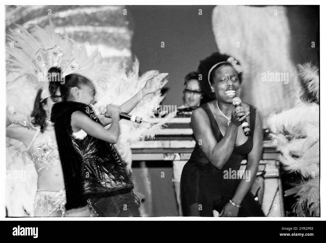 BASEMENT JAXX, HOMELANDS FESTIVAL, 2002: Corrina Joseph Gastsängerin und Felix Buxton (in Brille) von Basement Jaxx spielen live beim Homelands Festival 2002 in Winchester, England, Großbritannien am 1. Juni 2002. Foto: ROB WATKINS. INFO: Basement Jaxx, ein britisches Duo für elektronische Musik, das 1994 von Felix Buxton und Simon Ratcliffe gegründet wurde, ist bekannt für seine eklektische Mischung aus House, Funk und Pop. Sie sind bekannt für Hits wie „Where's Your Head at“ und haben weltweit Anerkennung und zahlreiche Auszeichnungen erhalten. Stockfoto