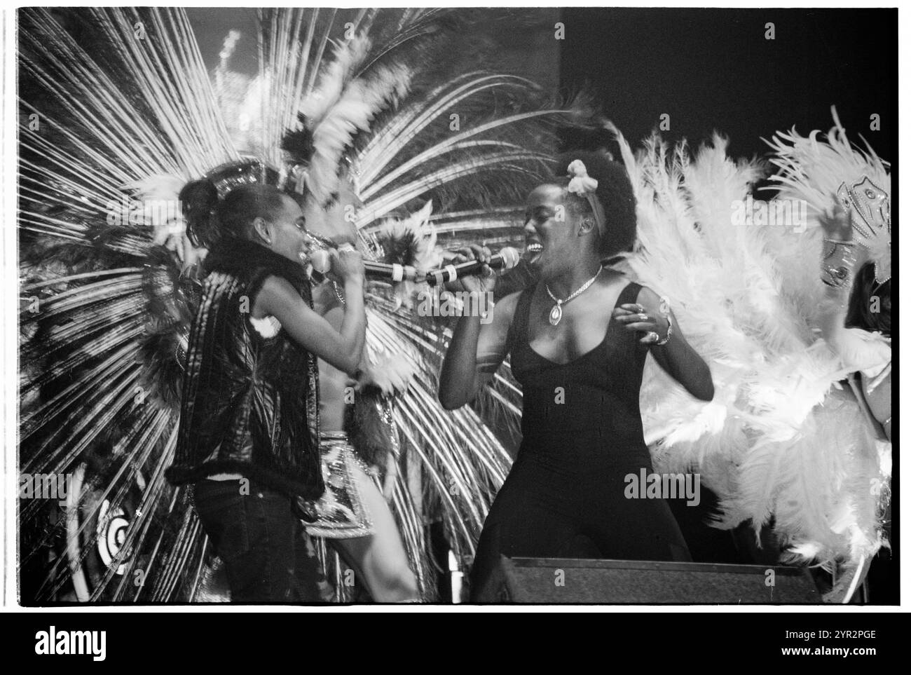 BASEMENT JAXX, HOMELANDS FESTIVAL, 2002: Corrina Joseph Gastsängerin mit Basement Jaxx live beim Homelands Festival 2002 in Winchester, England, Großbritannien am 1. Juni 2002. Foto: ROB WATKINS. INFO: Basement Jaxx, ein britisches Duo für elektronische Musik, das 1994 von Felix Buxton und Simon Ratcliffe gegründet wurde, ist bekannt für seine eklektische Mischung aus House, Funk und Pop. Sie sind bekannt für Hits wie „Where's Your Head at“ und haben weltweit Anerkennung und zahlreiche Auszeichnungen erhalten. Stockfoto