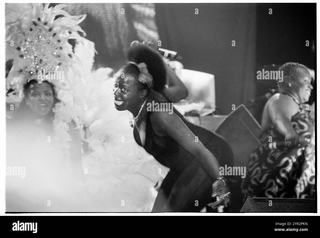 BASEMENT JAXX, HOMELANDS FESTIVAL, 2002: Corrina Joseph Gastsängerin mit Basement Jaxx live beim Homelands Festival 2002 in Winchester, England, Großbritannien am 1. Juni 2002. Foto: ROB WATKINS. INFO: Basement Jaxx, ein britisches Duo für elektronische Musik, das 1994 von Felix Buxton und Simon Ratcliffe gegründet wurde, ist bekannt für seine eklektische Mischung aus House, Funk und Pop. Sie sind bekannt für Hits wie „Where's Your Head at“ und haben weltweit Anerkennung und zahlreiche Auszeichnungen erhalten. Stockfoto