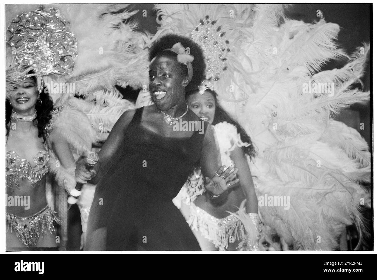 BASEMENT JAXX, HOMELANDS FESTIVAL, 2002: Corrina Joseph Gastsängerin mit Basement Jaxx live beim Homelands Festival 2002 in Winchester, England, Großbritannien am 1. Juni 2002. Foto: ROB WATKINS. INFO: Basement Jaxx, ein britisches Duo für elektronische Musik, das 1994 von Felix Buxton und Simon Ratcliffe gegründet wurde, ist bekannt für seine eklektische Mischung aus House, Funk und Pop. Sie sind bekannt für Hits wie „Where's Your Head at“ und haben weltweit Anerkennung und zahlreiche Auszeichnungen erhalten. Stockfoto