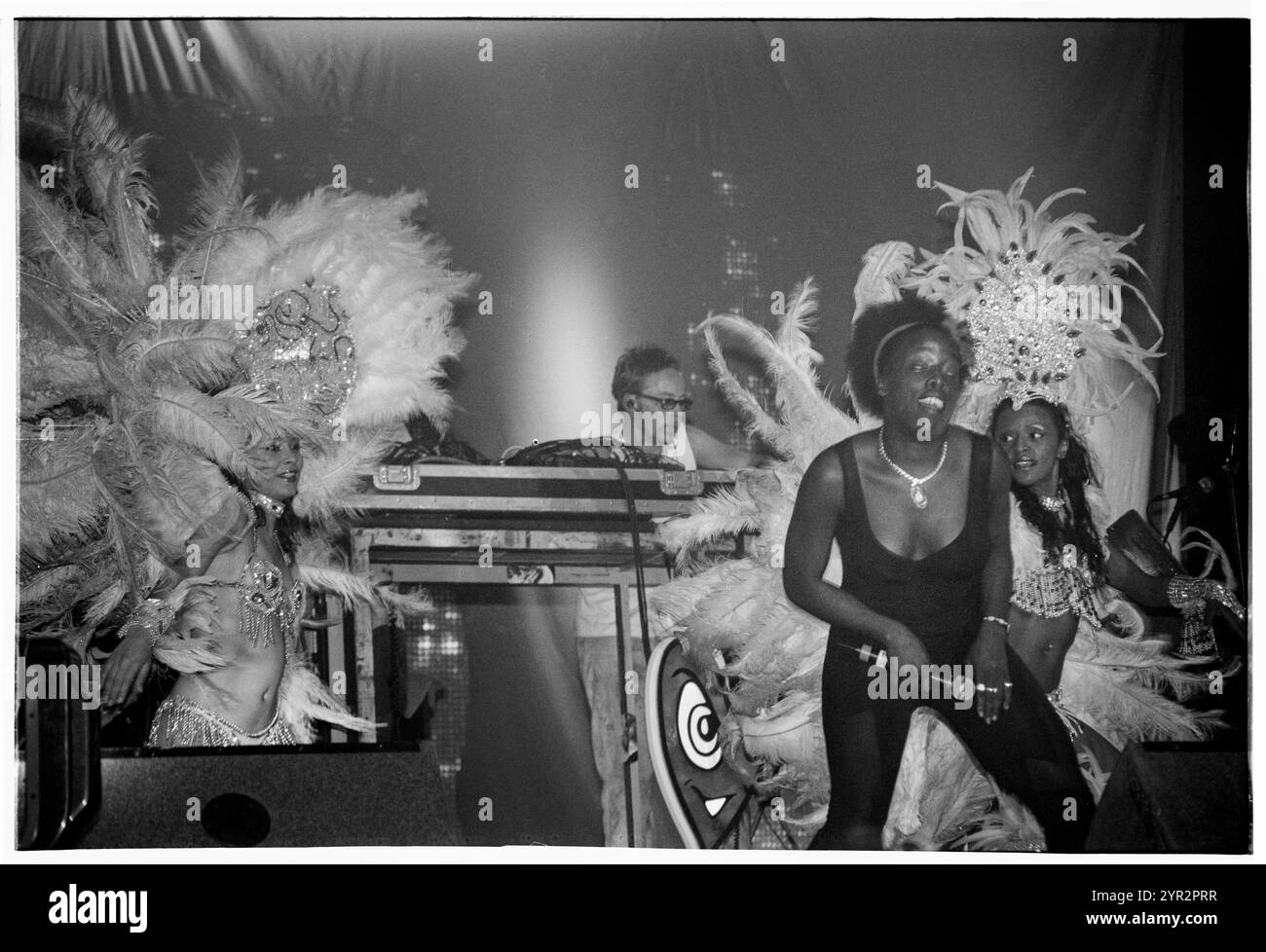 BASEMENT JAXX, HOMELANDS FESTIVAL, 2002: Corrina Joseph Gastsängerin mit Felix Buxton (in Brille) von Basement Jaxx, Live beim Homelands Festival 2002 in Winchester, England, Großbritannien am 1. Juni 2002. Foto: ROB WATKINS. INFO: Basement Jaxx, ein britisches Duo für elektronische Musik, das 1994 von Felix Buxton und Simon Ratcliffe gegründet wurde, ist bekannt für seine eklektische Mischung aus House, Funk und Pop. Sie sind bekannt für Hits wie „Where's Your Head at“ und haben weltweit Anerkennung und zahlreiche Auszeichnungen erhalten. Stockfoto